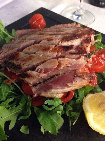 TAGLIATA DI TONNO CON RUCOLA