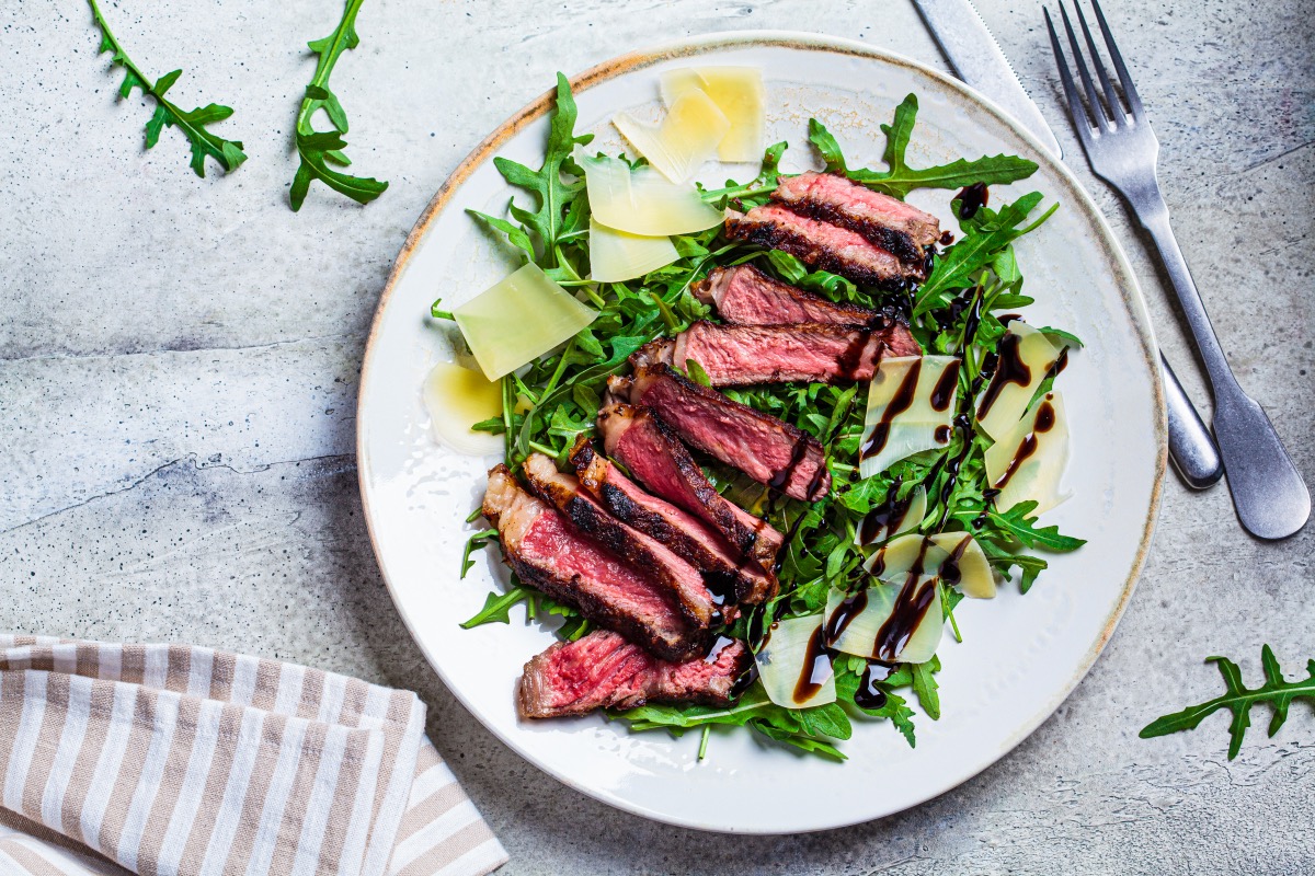 TAGLIATA DI MANZO CON RUCOLA E GRANA